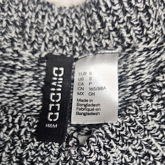 H&M Mock Neck Ribbed Cropped Charcoal Gray Sweater - Picture 4 of 7